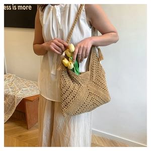 Détail du sac fourre-tout évidé tissé à la main avec gland et tulipe jaune décorative