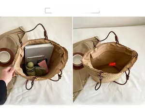 Détails de l'intérieur spacieux avec poches de ce sac cabas tissé en paille naturelle