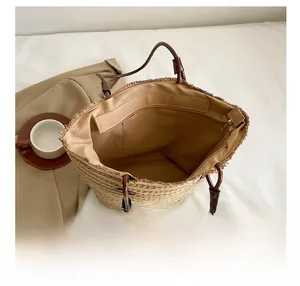 Vue de dessus du grand sac cabas en paille montrant la fermeture éclair et la doublure