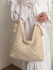 Sac à bandoulière évidé chic en crochet blanc cassé avec glands pour vacances à la plage