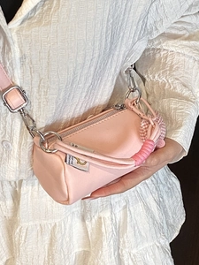 Borsa a tracolla cilindrica rosa con manico annodato e fiocco a scacchi su camicia