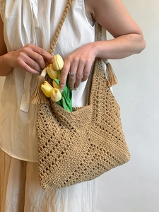 Sac à bandoulière en paille tissé à la main avec pompon pour vacances à la plage