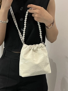 Elegante weiße Beuteltasche mit Falten, Perlengriff und silberner Ketten-Schulterriemen