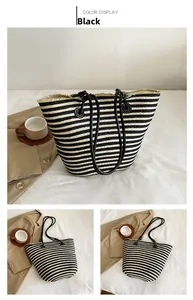 Gros plan du sac cabas tissé à rayures noires et blanches avec franges et bandoulière