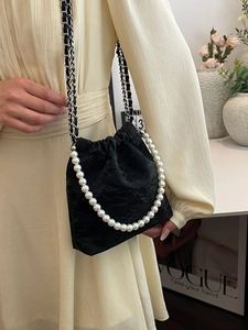 Elegante schwarze Umhängetasche mit Faltenoptik, Perlengriff und Kettenriemen für Damen