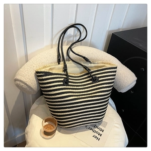 Détail montrant la texture tissée et les rayures noires et blanches du grand sac cabas