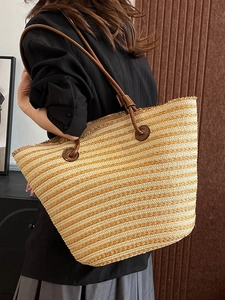 Grand sac cabas en paille tressée avec rayures naturelles et poignées en cuir