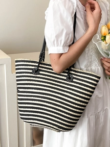 Grand sac cabas tissé à rayures noires et blanches avec anses en cuir pour les vacances