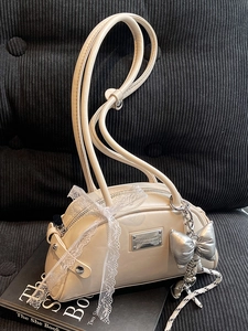 Sac Sous le Bras Boston Mode Coréenne avec Nœud Papillon pour Femmes en Cuir PU Sac à Épaule Élégant avec Charme de Cœur