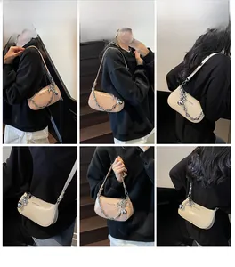 Détail des sacs à bandoulière beige et rose élégants avec chaîne argentée et accessoires
