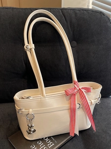 Sac à Épaule Sous les Bras Simple en Cuir PU pour Femmes Sac Cabas à la Mode avec Nœud et Pendentif Cœur Design de Niche