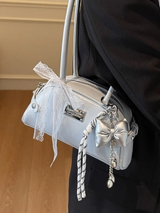 Sac Boston bleu avec nœud en dentelle et pendentif en métal argenté pour femmes chic