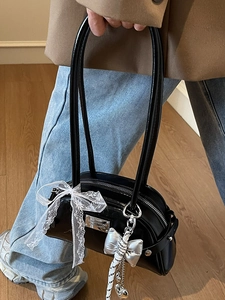 Sac à bandoulière en similicuir noir minimaliste avec nœuds et charms argentés