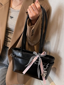 Sac fourre-tout minimaliste en cuir ciré noir avec nœud rose et pendentif cœur argenté