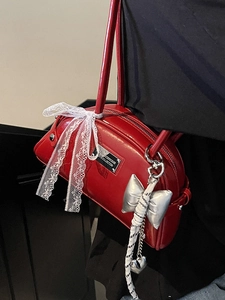 Sac Boston en cuir verni rouge avec nœuds pour un look tendance style y2k chic