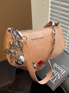 Sac à bandoulière en cuir rose avec chaîne argentée et pendentif chien ballon en métal
