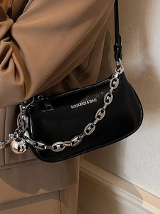 Sac bandoulière demi-lune noir avec chaîne argentée et pendentif en forme de sphère