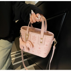 Sac seau en cuir rose avec gaufrage en étoile et un charmant pendentif éléphant