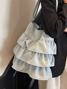 Hellblaue Shopper Tasche mit mehrlagigem Rüschendesign und weicher Stoffstruktur