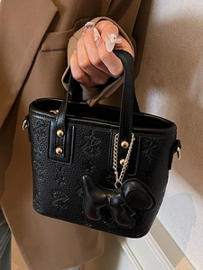 Sac seau chic en cuir noir embossé avec motifs d'étoiles et clous dorés élégants
