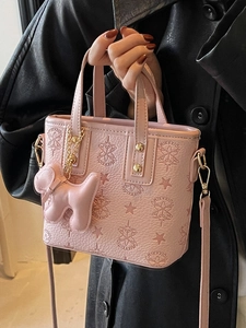 Sac seau rose gaufré d'étoiles avec charm chien pour un style chic et élégant