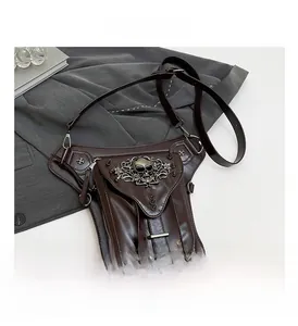 Détail du sac banane en cuir PU marron foncé avec crâne argenté et clous métalliques