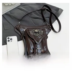 Détail du sac banane punk marron foncé avec relief de crâne et rivets en métal
