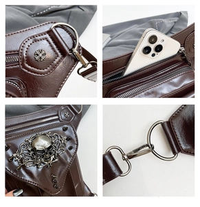 Détails de la sacoche punk marron foncé avec relief crâne et mousqueton