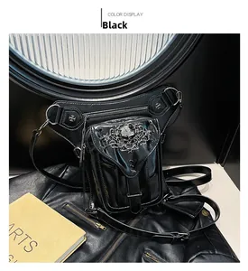 Détail d'un sac banane punk noir avec ornement de crâne et rivets argentés