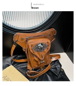 Vue détaillée du sac de jambe steampunk marron avec crâne en métal et rivets décoratifs