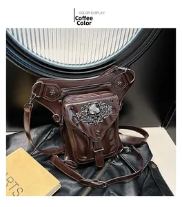Détail de la sacoche punk marron café avec relief tête de mort et rivets argentés