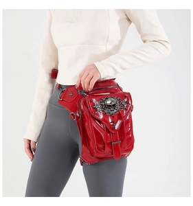 Riñonera steampunk roja de cuero sintético con calavera de metal y remaches en modelo