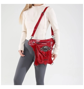 Gros plan détaillé du sac de taille punk rouge avec tête de mort et détails de rivets