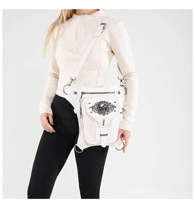 Detalle del bolso de pierna gótico en cuero sintético blanco con calavera y adornos