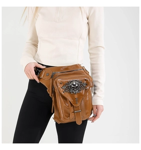 Détail du sac de taille punk vintage avec crâne argenté embossé et motifs sur cuir marron