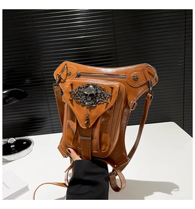 Detalle de bolso steampunk marrón con emblema de calavera metálica y remaches