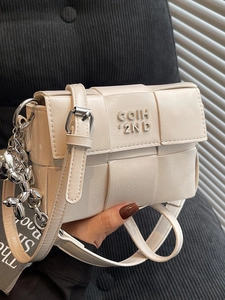 Sac Bandoulière Tissé pour Femmes Petit Sac Carré en Cuir PU Avec Lettres Métalliques et Charme de Chien Ballon Sac de Mode