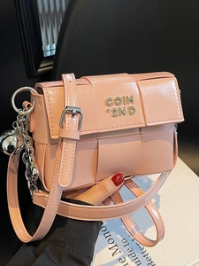 Sac carré tissé rose en cuir verni avec une chaîne à boules argentée élégante