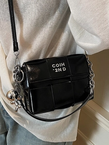 Sac bandoulière carré tissé noir en cuir verni avec un charmant chien argenté