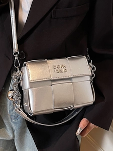 Sac bandoulière tressé argenté au fini métallisé avec logo en métal et chaîne élégante