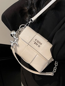 Sac bandoulière carré en cuir tressé crème avec breloque chien et chaîne métal
