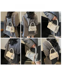 Mini borsa quadrata alla moda con fiocco mostrata in vari stili d'uso