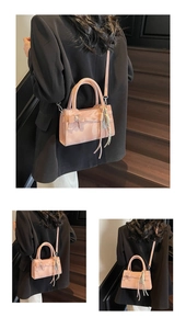 Borsa rosa con dettaglio fiocco e sciarpa di seta su scala in legno marrone