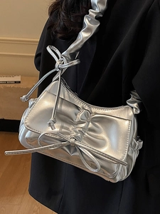 Borsa a spalla argento metallizzato con pieghe e fiocco in stile balletto moderno