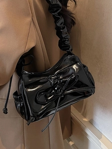 Borsa a spalla plissettata nera di tendenza con fiocco grande e finitura in vernice
