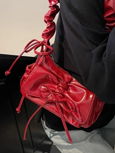 Borsa a mano rossa in vernice con fiocco e tracolla arricciata a nuvola da donna