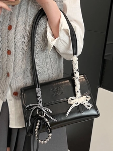 Sac à bandoulière minimaliste en cuir noir avec nœud en dentelle et ruban chic