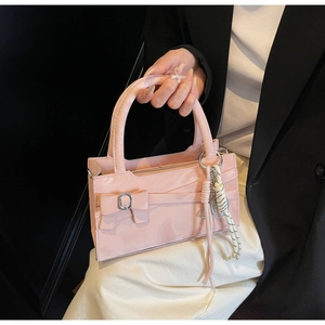 Borsa a mano rosa minimalista con fiocco decorativo e dettagli del manico sulla modella