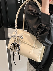 Sac sous le bras enveloppe blanc crème élégant avec ruban dentelle et chaîne perles
