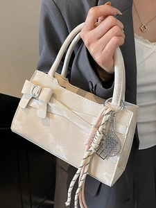 Elegante borsa quadrata beige con fiocco e ciondoli in metallo per la moda primaverile